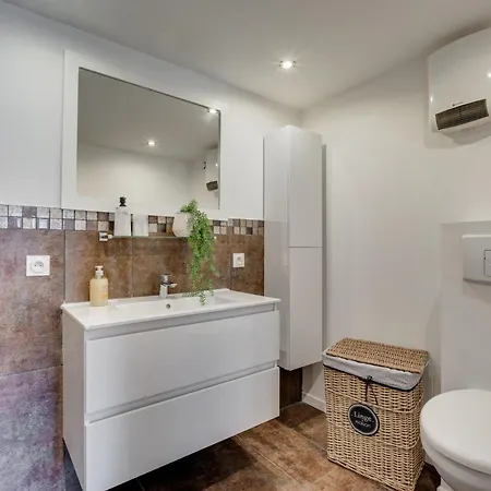 La Porte De La Cité